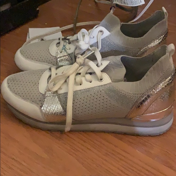 MICHAEL KORS NEW W/OUT TAGS  Designer Silver Kicks w/ Glitter SIZE 8/8.5 - Picture 8 of 8